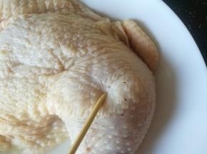 用竹签扎一些洞，方便入味