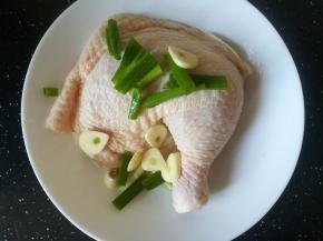 放入葱段，大蒜