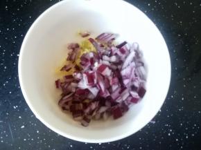 碗中加入蒜和洋葱碎