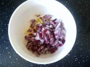 碗中加入蒜和洋葱碎