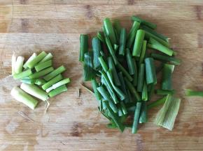 小葱切成段