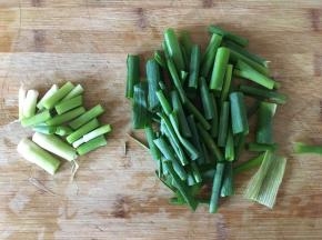 小葱切成段