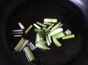 热锅放油，先炸葱白