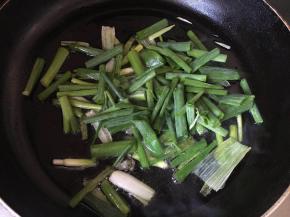 葱白炸至微黄，加入葱绿