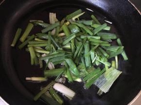 葱白炸至微黄，加入葱绿