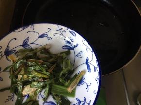 炸至微焦，捞出葱段