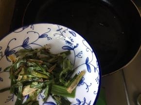 炸至微焦，捞出葱段
