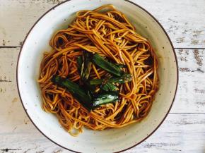 煮好的面条，来上几勺熬好的葱油，一碗葱油拌面就好了。