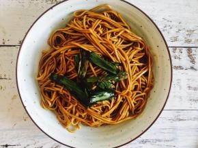 煮好的面条，来上几勺熬好的葱油，一碗葱油拌面就好了。