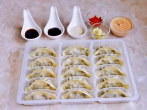 准备食材饺子无需解冻，大蒜去皮切末，花生酱加入少许水调至浓稠。