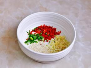 葱花，白芝麻，蒜末，辣椒粉放入碗中。