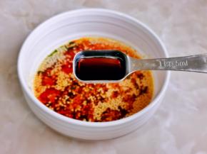 加入一勺生抽。