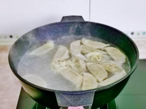现在开始煮水饺，锅中加水烧开下水饺。