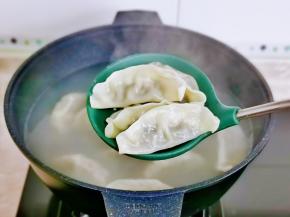 煮熟后捞出并干水分。