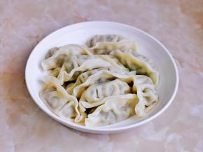 煮熟的饺子装盘。