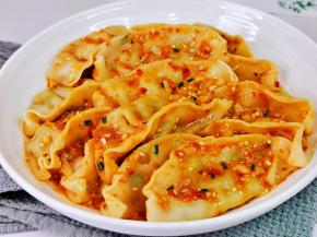 伴饺子酱汁是灵魂。