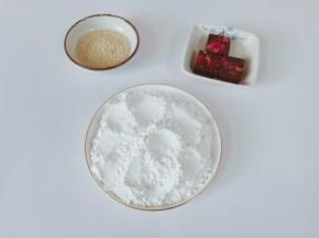 准备糯米粉，玫瑰红糖，熟芝麻。