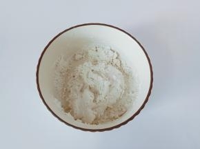 一边倒一边拌。