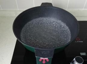 锅里放适量的清水烧开。
