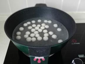 水开下糯米丸子入锅。