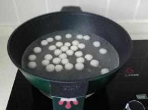 水开下糯米丸子入锅。