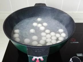 大火煮至糯米丸子浮起。
