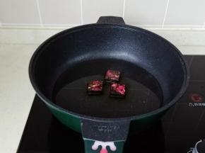 另起锅倒入清水和玫瑰红糖一起煮。