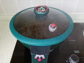 煮至玫瑰红糖化开。