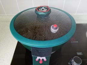 煮至玫瑰红糖化开。