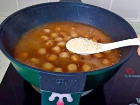 煮至汤汁浓稠撒熟芝麻拌匀，就完成啦！