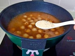 煮至汤汁浓稠撒熟芝麻拌匀，就完成啦！