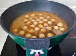 再倒入糯米丸子。