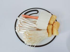 准备豆腐，金针菇，火腿肠，油豆腐，白玉菇。
