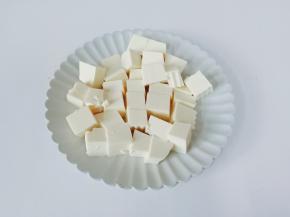 豆腐切成小方块。