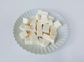 豆腐切成小方块。