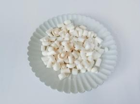 白玉菇洗净切成小丁。