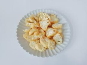 油豆腐切成小片。