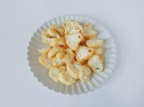 油豆腐切成小片。