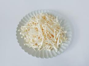 金针菇洗净沥干水份，切成寸段。