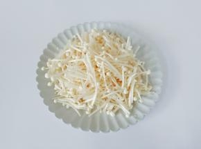 金针菇洗净沥干水份，切成寸段。