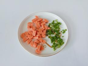 火腿肠与香葱都切成小丁。