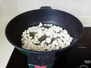 热锅热油放白玉菇翻炒。