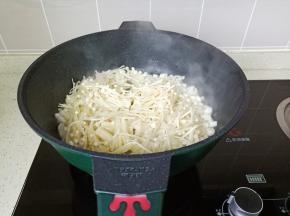 再放入金针菇翻炒片刻。