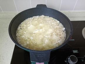 加入豆腐开大火炖煮。