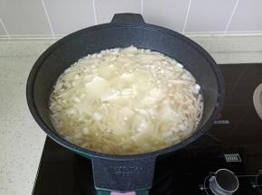 加入豆腐开大火炖煮。