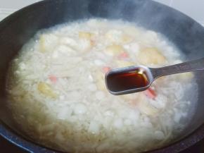 加入生抽，盐与蚝油调味。