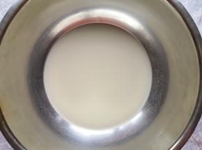 盆里倒温水，加入发酵粉、糖和盐混合均匀。 