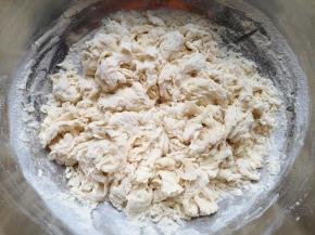 加入中筋面粉，用筷子挑拌成絮状。 