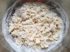 加入中筋面粉，用筷子挑拌成絮状。 