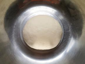 揉成光滑的面团，盖上保鲜膜发酵至两倍大。 